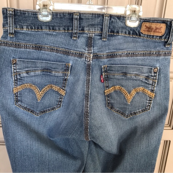 Levi's Jeans Two Button Front MidRise Sz31/32 MidWash Very Good Condition - Picture 6 of 8